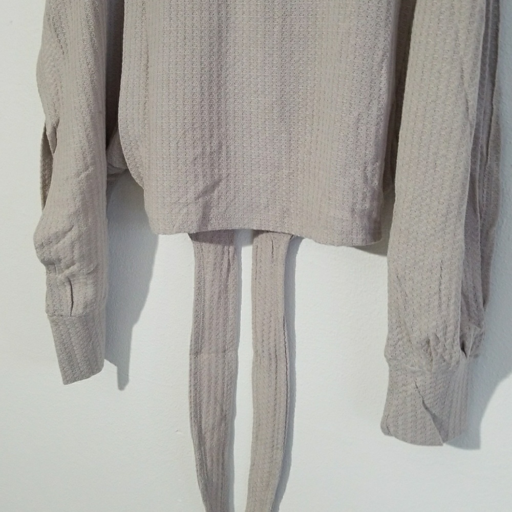 Cut Out Sleeve Crop Top - Picture 5 of 7